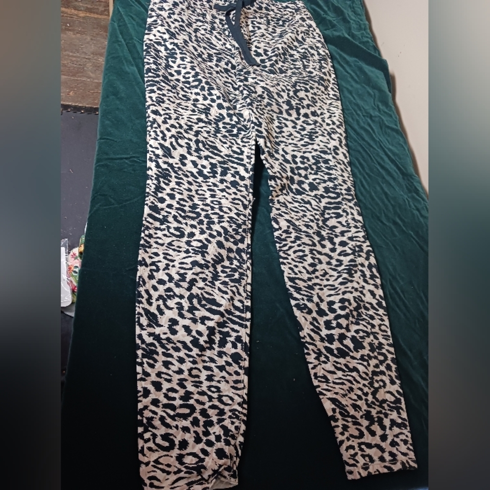 Lei leopard print leggings, Excellent Condition